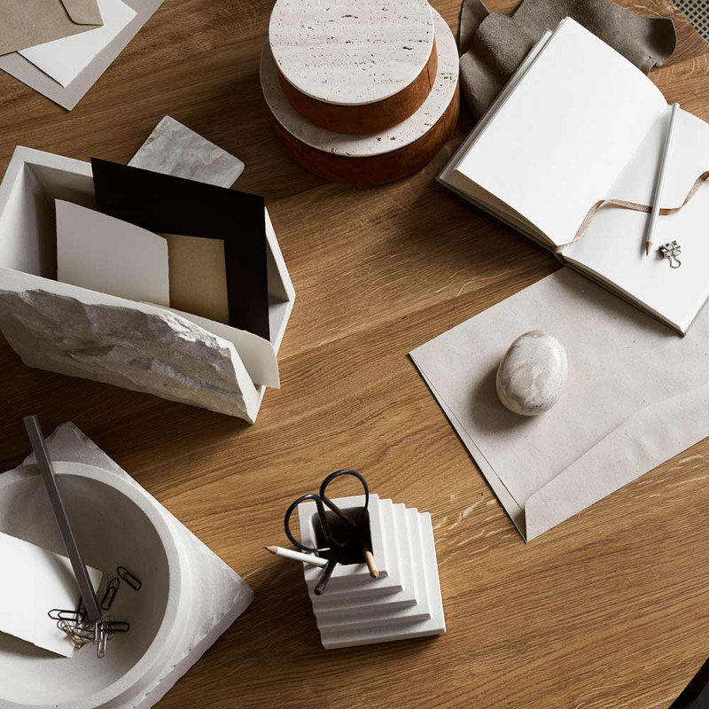 Matter Magazine Keeper by Kristina Dam mise en scene sur bureau