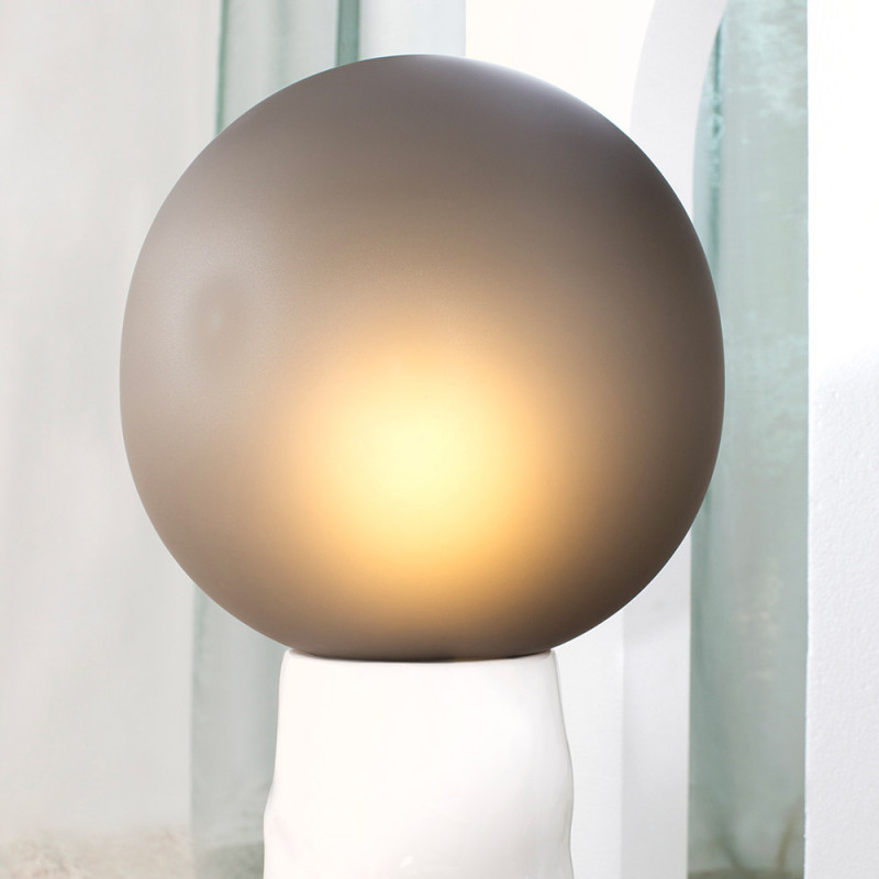 LAMPE DE TABLE KOKESHI by Pulpo blanc et fumé mise en scene