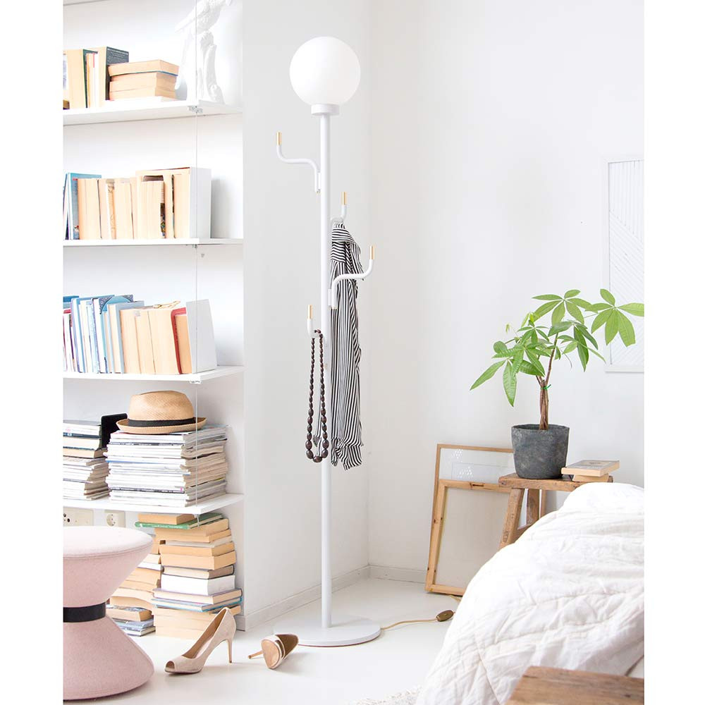 Big Darling floor light white in the living room