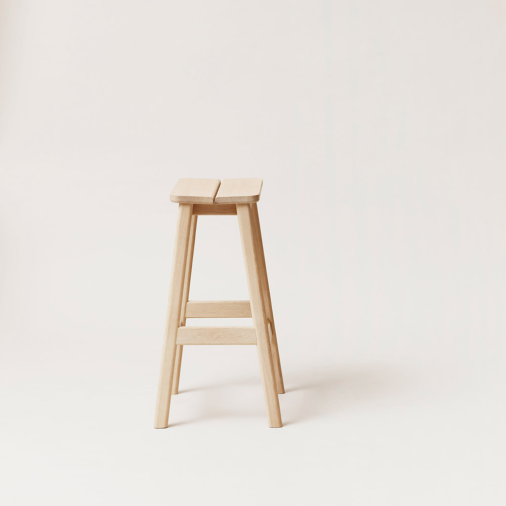 TABOURET DE BAR ANGLE by Form and Refine 65 blanc