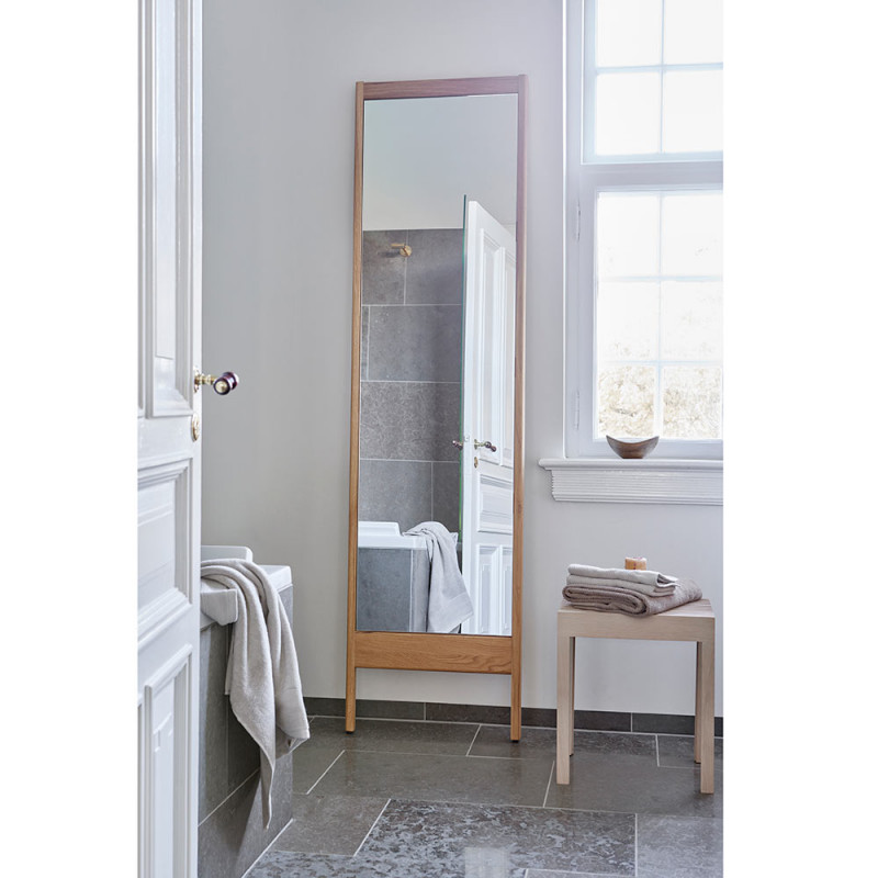 TABOURET LIGHTWEIGHT by Form and Refine chene blanc dans salle de bain