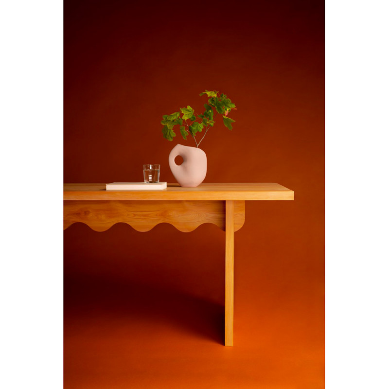 TABLE A MANGER TAMI by Schneid Studio mise en scene