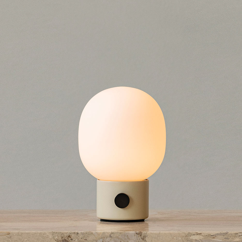 LAMPE PORTABLE JWDA by Menu beige