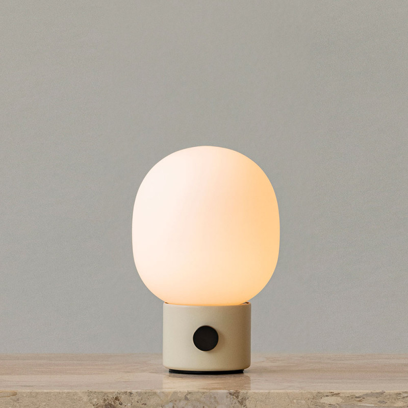 LAMPE PORTABLE JWDA by Menu beige