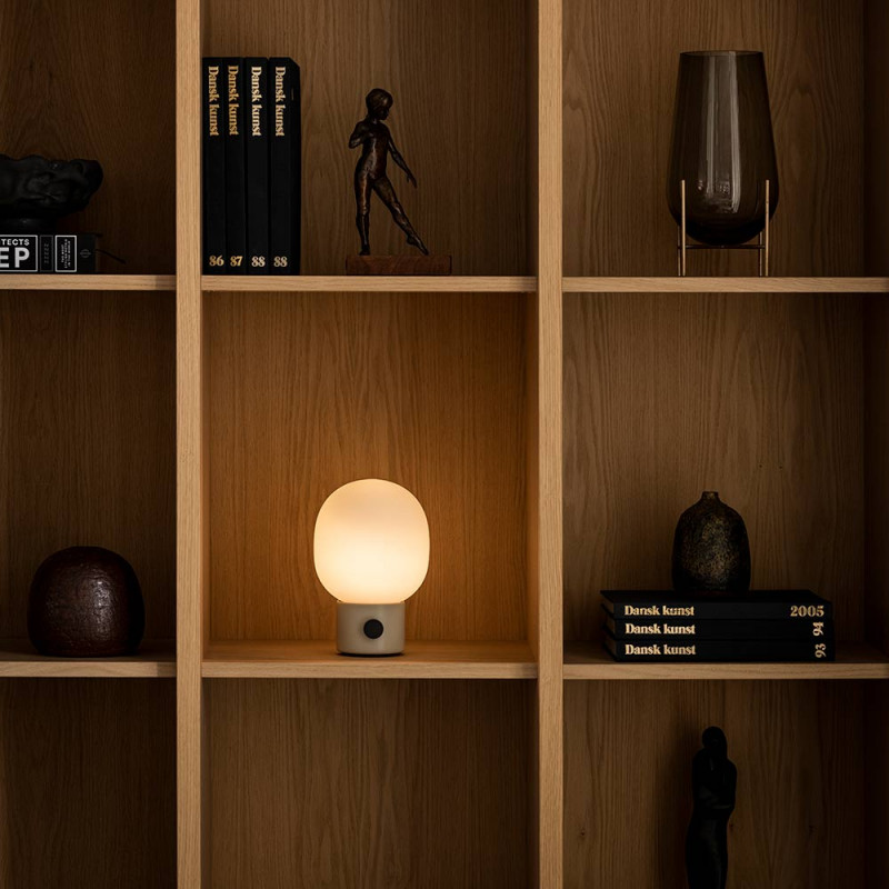 LAMPE PORTABLE JWDA by Menu beige dans bibliotheque