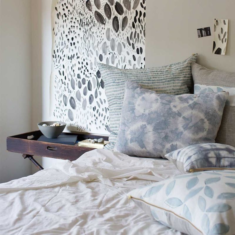 housse de coussin leaves dans une pièce by rebecca atwood