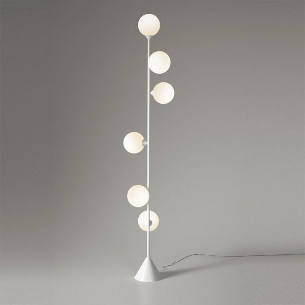 lampadaire vertical globe mise en scène by atelier areti