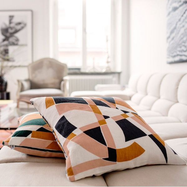 coussin jazz by nina kullberg sur un canapé