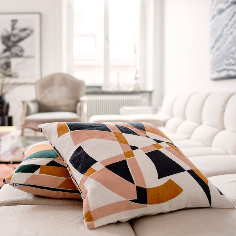 coussin jazz by nina kullberg sur un canapé