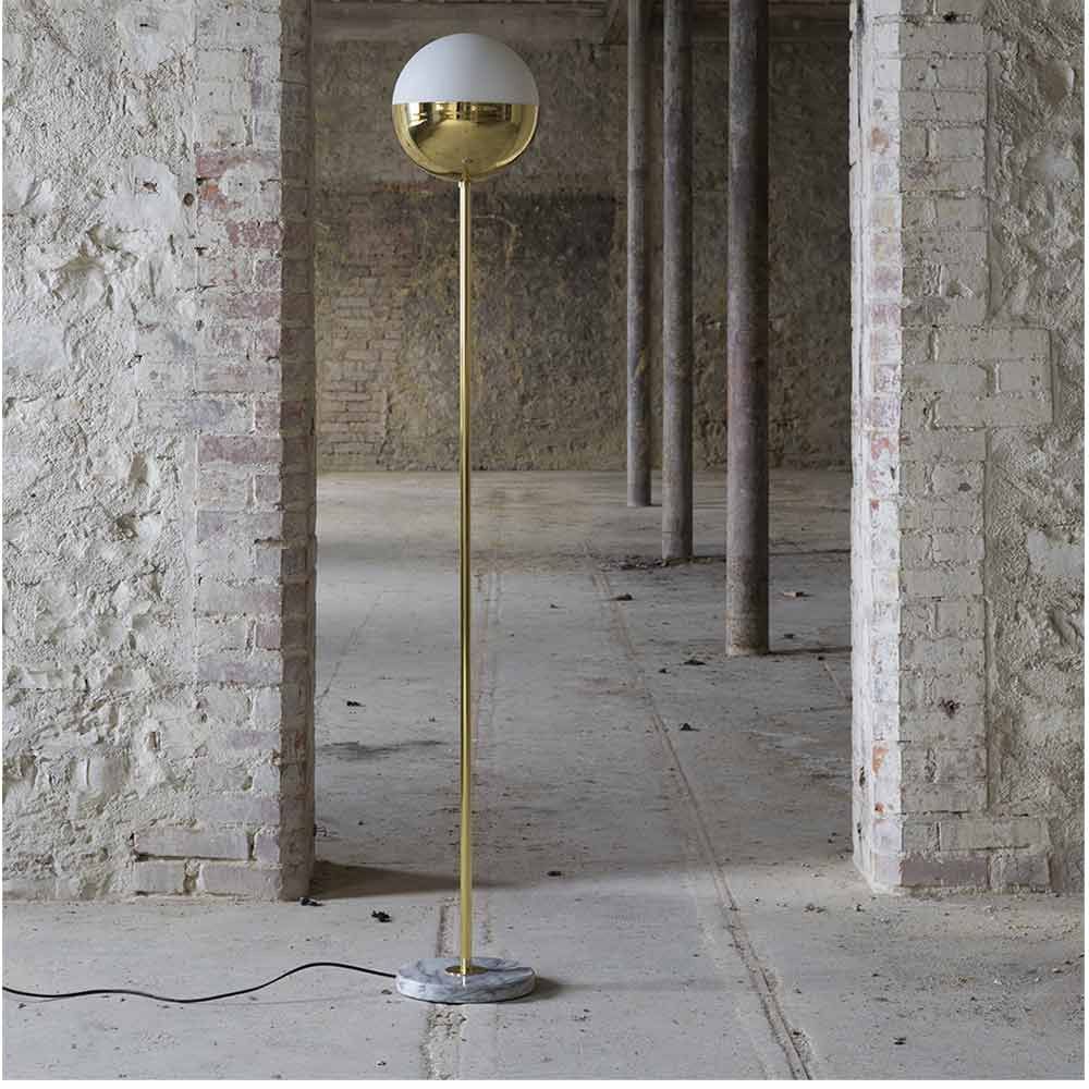 lampadaire 1 dans un couloir by magique circus