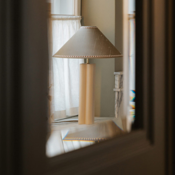 LAMPE SILK SHADE WITH PATTERNED TRIM by Bold and Panache, Argile Ivoire et Brume marine