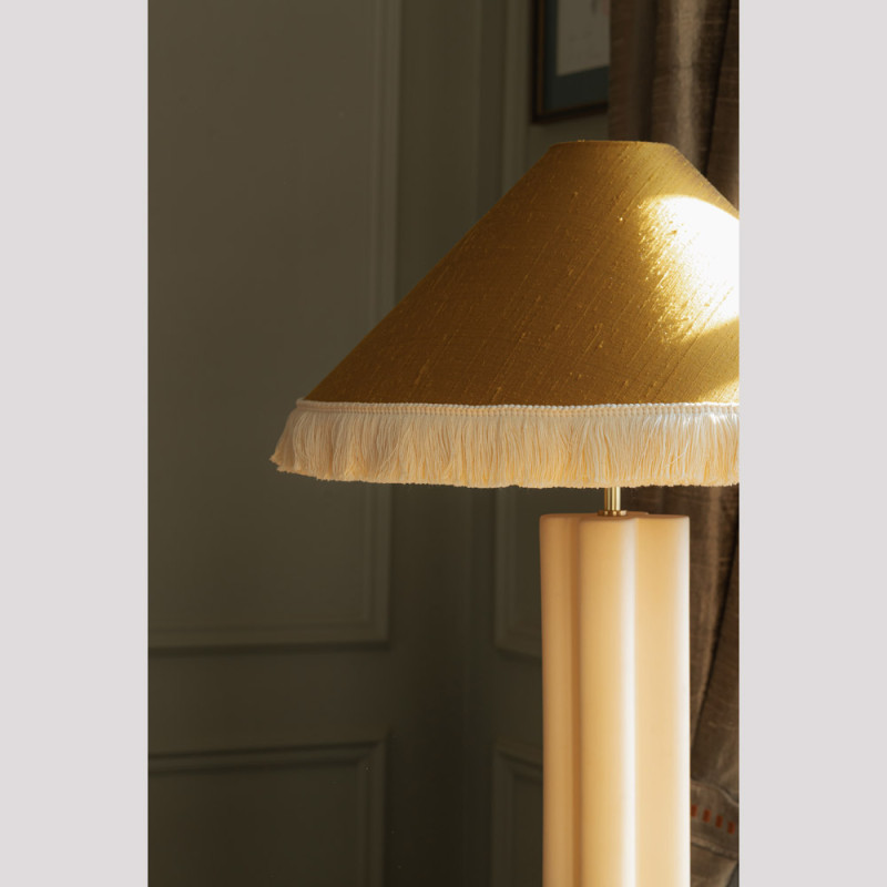 LAMPE À POSER SILK SHADE WITH FRINGE by Bold and Panache, Argile Ivoire et Safran Doré
