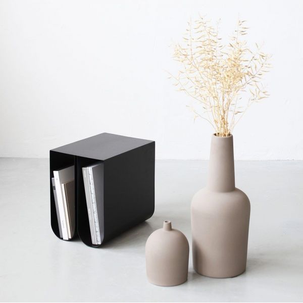 table d'appoint curved noire by Kristina Dam