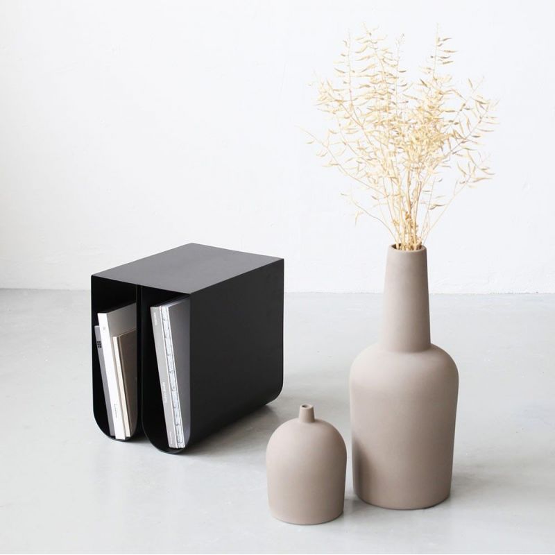 table d'appoint curved noire by Kristina Dam
