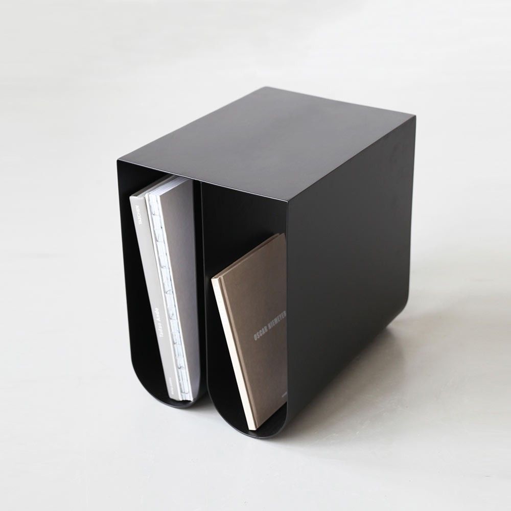 table d'appoint curved noire by Kristina Dam