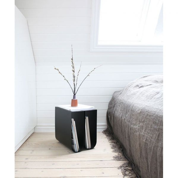 table d'appoint curved noire chambre by Kristina Dam