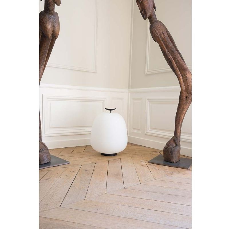 lampe J13 mise en scene