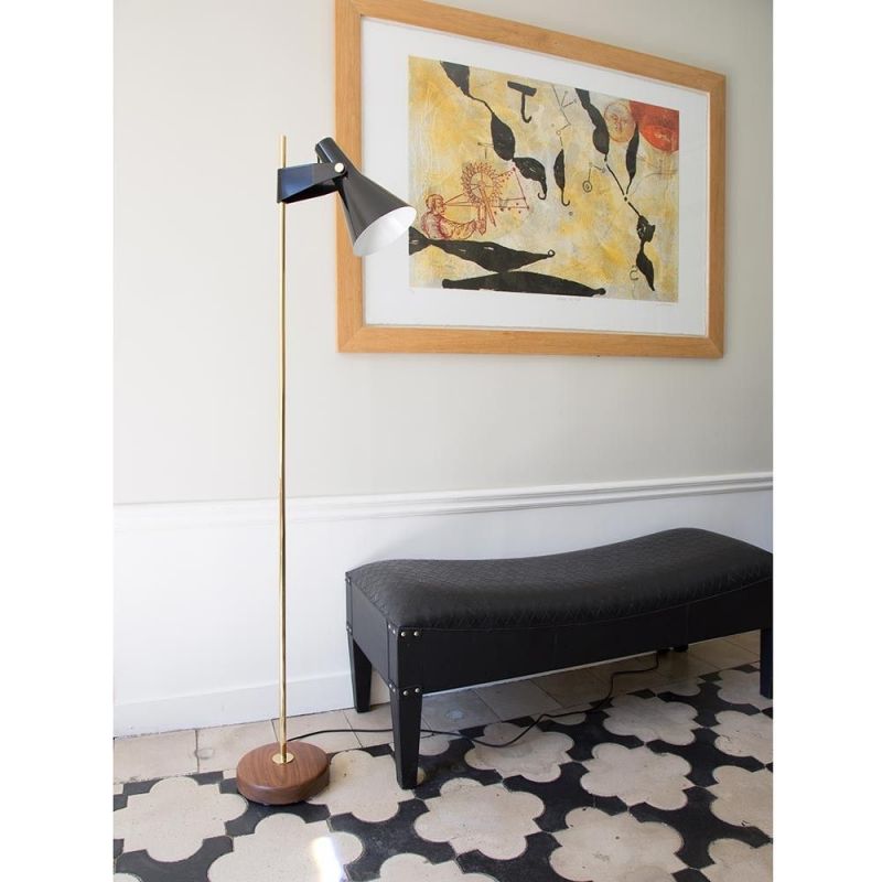 lampadaire B4 dans une salle by disderot