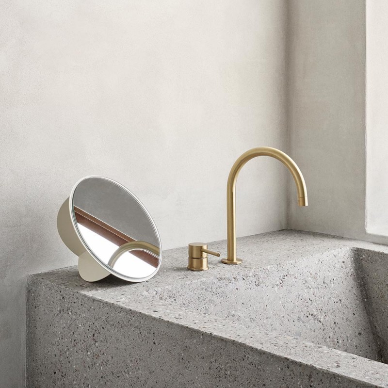 miroir sculpture Kristina dam dans une salle de bain