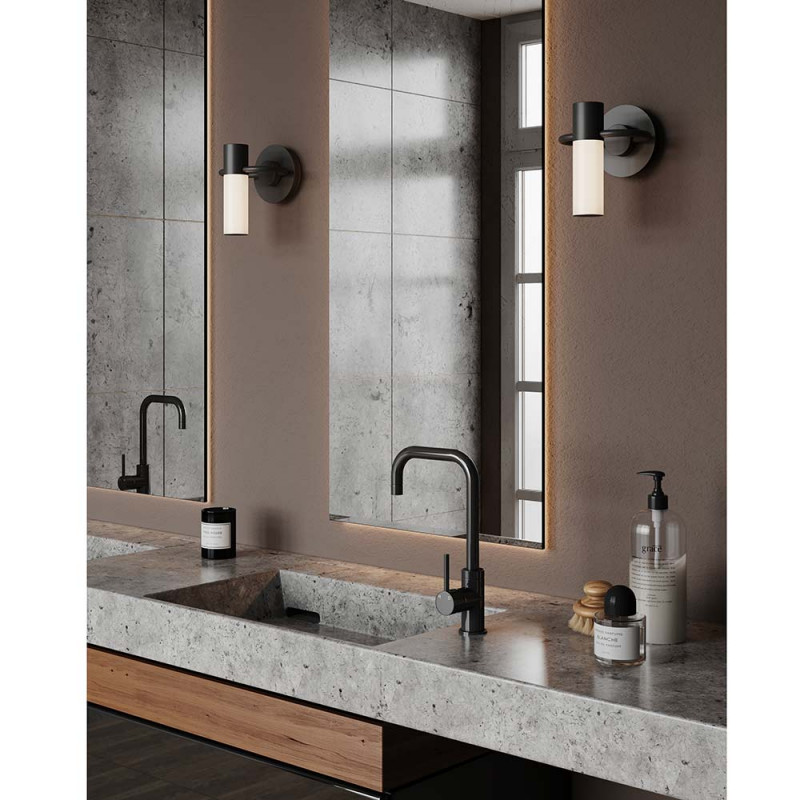 Applique Storm noir dans la salle de bain