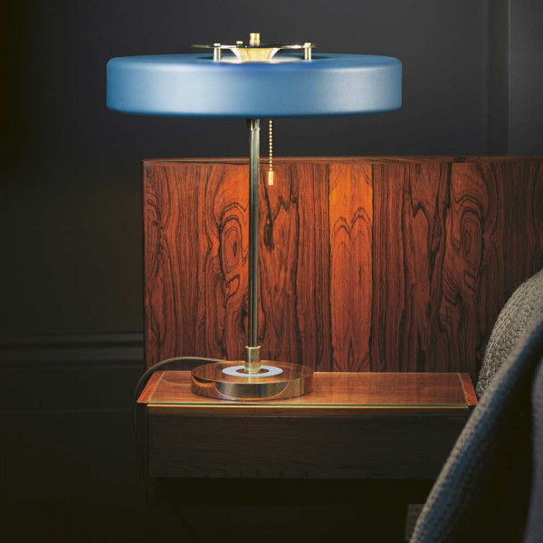 Lampe de table revolve bleu dans le salon