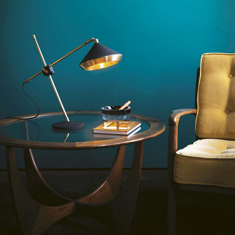 Lampe de table Shear noir sur le bureau