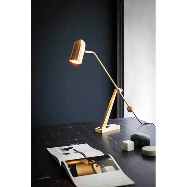 Lampe de table Stasis cuivre sur le bureau