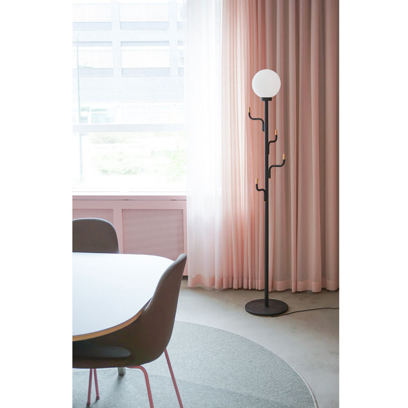 Big Darling floor light black in the office