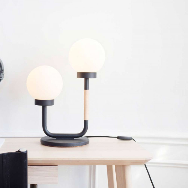 Lampe de table Little Darling noir sur la table