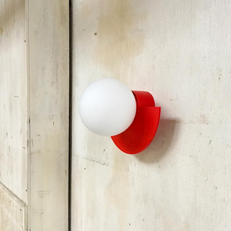 Applique C lamp rouge mise en scène