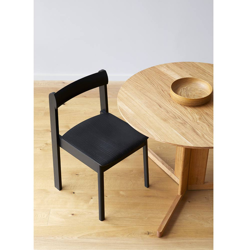 table trefoil chêne by form and refine mise en scene