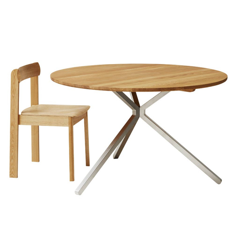 Table Frisbee chêne by Form and Refine et chaise