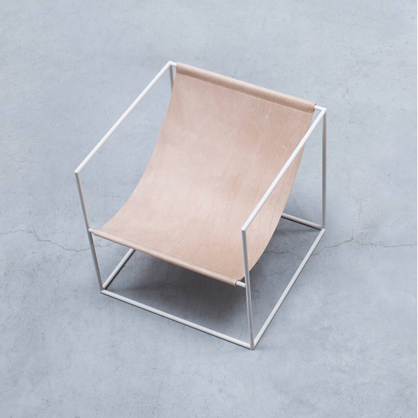 Solo Seat by Valerie Objects white